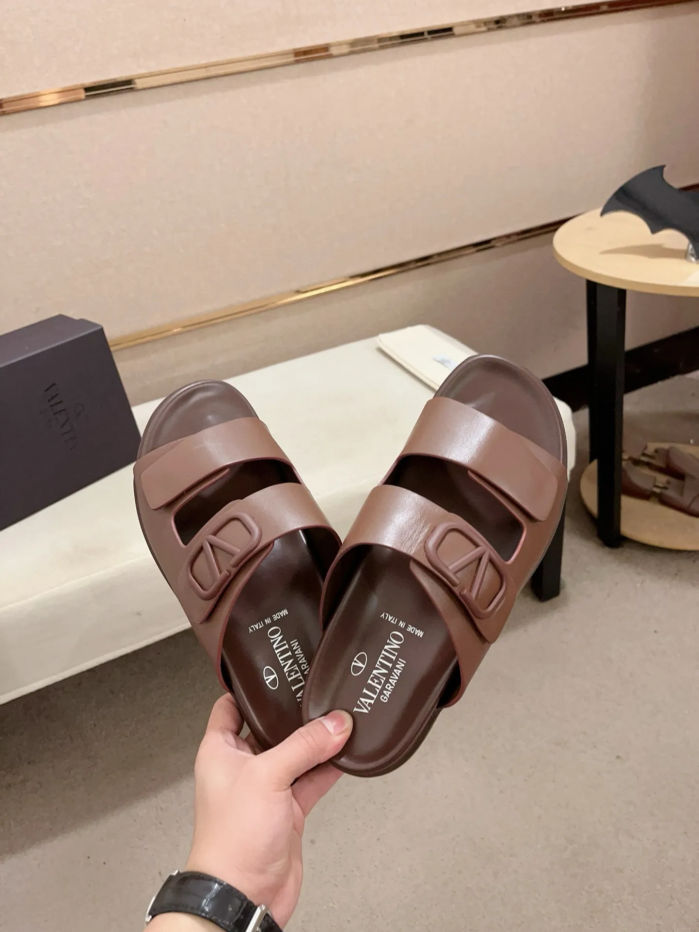 Men's shoes💰: 440💰[Valentino] New men's boutique slippers, counter quality, classic plaid, the actual workmanship is quite complex🔰The uppers are made of imported fabrics➕🐑Sheepskin lining, which tests the craftsman's craftsmanship➕original PU outsole. Size: 38-44 (45 can be customized, non-refundable)